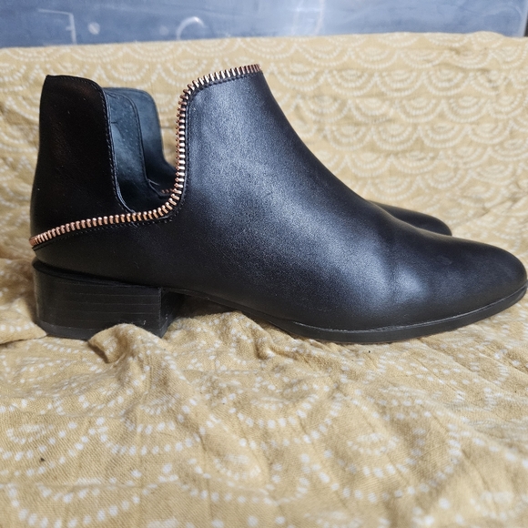 Halogen Piper Bootie Black Leather Ankle boots close toe slip on shoes size 6.5 - Picture 11 of 16